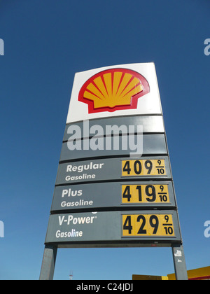 Shell Tankstelle Schild mit Benzin Preise über $4 pro Gallone, San Francisco, Kalifornien Stockfoto