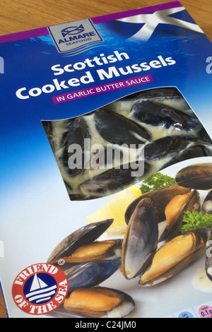 Paket von frisch gekochten Muscheln in Knoblauch-Butter-Sauce Stockfoto