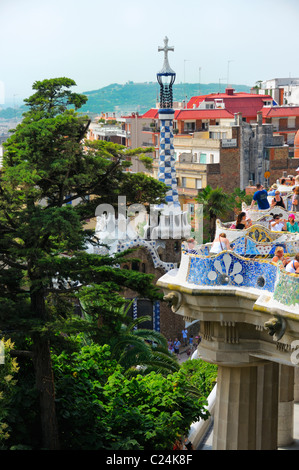 Das vordere Ende des großen Hauptplatz im Parc Güell, Barcelona, Spanien. Stockfoto