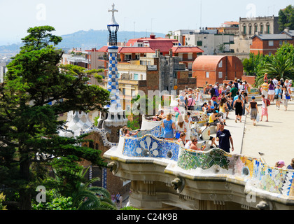 Das vordere Ende des großen Hauptplatz im Parc Güell, Barcelona, Spanien. Stockfoto