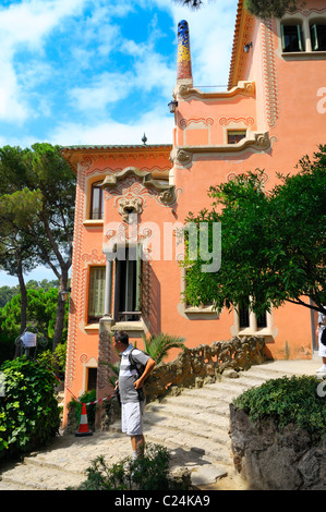 Gaudi Haus, jetzt ein Museum (Casa Museu Gaudi), lebte von Antonio Gaudi im Parc Güell, Barcelona, Spanien. Stockfoto