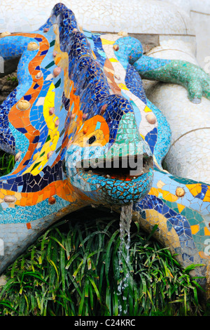 Das ist die berühmte Eidechse auf der Treppe im Parc Güell, Barcelona, Spanien. Stockfoto