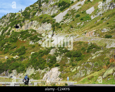 Bergpanorama und Wicklung Passstrasse durch das Hotel Steingletscher auf der Berner Seite des Sustenpass, Bern, Schweiz. Stockfoto