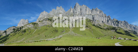 Bergpanorama in der Urner Boden, eine Hochebene in der Mitte herauf die Glarner Seite der Klausenpass, Glarus, Schweiz. Stockfoto