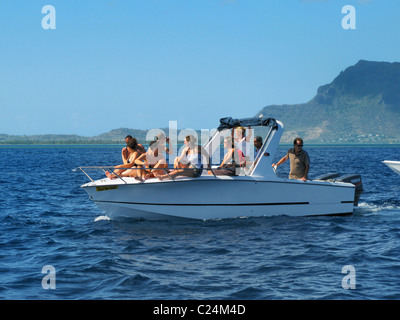 Touristen, Schnorcheln und Schwimmen mit Delfinen in der Baie De La Grande Rivière Noire, La Preneuse, Black River, Mauritius. Stockfoto