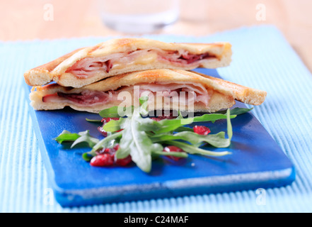 Speck und Käse getoasteten Sandwiches und Rucola-Salat Stockfoto