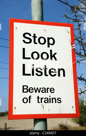 Stop Look hören Vorsicht Züge Warnzeichen bei einem Bahnübergang, Harston, Cambridgeshire, England, UK Stockfoto