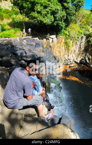 Einheimische und Touristen genießen die Rochester Falls auf die Savanne-Fluss in der Nähe von Souillac, Savanne, Mauritius. Stockfoto