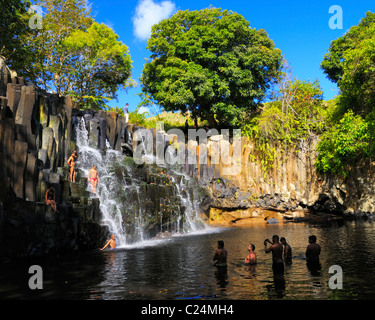 Einheimische und Touristen genießen die Rochester Falls auf die Savanne-Fluss in der Nähe von Souillac, Savanne, Mauritius. Stockfoto