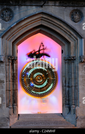 Corpus Christi Uhr beleuchtet in der Abenddämmerung, Parade des Königs, Cambridge, England, UK Stockfoto