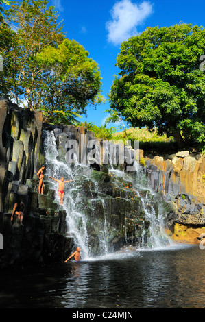 Einheimische und Touristen genießen die Rochester Falls auf die Savanne-Fluss in der Nähe von Souillac, Savanne, Mauritius. Stockfoto