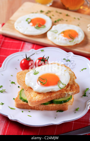 Frühstück mit Spiegeleiern auf geröstetem Brot Stockfoto