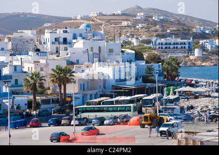 Eine Fähre, die Ankunft in der griechischen Kykladen Insel Paros, Blick auf den Hafen Stadt Parikia entnommen. Stockfoto