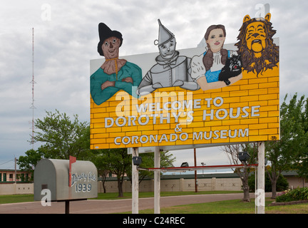 Kansas, Liberal, Dorothys Haus, Nachbildung des fiktiven Kansas Bauernhaus und Yellow Brick Road, Land von Oz Stockfoto