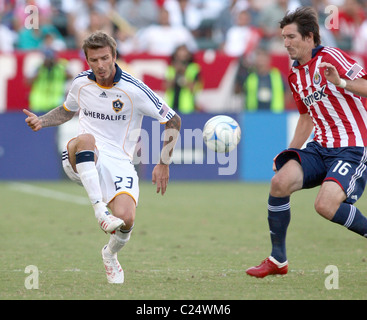 David Beckham von Los Angeles Galaxy kickt den Ball während Sacha Kljestan von Chivas USA den Ball während der ersten verfolgt Stockfoto