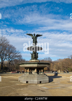 Engel der Wasser-Statue auf Bethesda Fountain im Central Park mit Tauben thront auf ihren Flügeln an einem kalten Wintertag Stockfoto