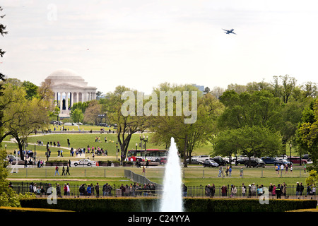 Blick vom weißen Haus zum Jefferson Memorial auf der National Mall. Ein Flugzeug nähert sich. Washington DC-Touristen. Stockfoto