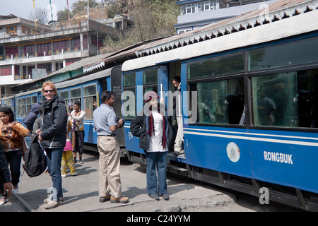 Der Darjeeling Himalayan Railway "Ghum" Station in Darjeeling, Westbengalen, Indien. Stockfoto