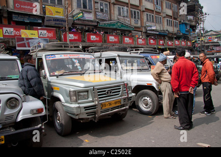 Sammeltaxis erwarten Passagiere zu den nahe gelegenen Städten am Taxistand Chowk Bazar in Darjeeling, Westbengalen, Indien. Stockfoto