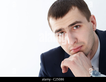 Nahaufnahme eines durchdachten Geschäftsmann, Blick in die Kamera Stockfoto