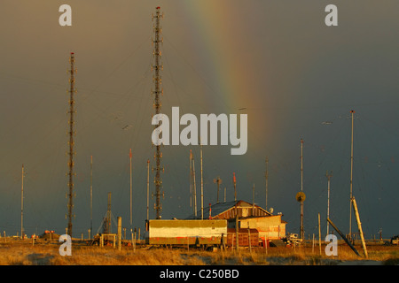 Regenbogen über Antenne Bereich der Funkzentrale VHF und UHF auf einem Hintergrund von schweren Regenwolken. Jamal-Halbinsel, Russland Stockfoto