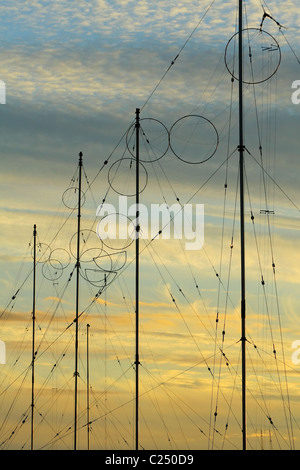 Gegen der Himmel projiziert die Antenne des empfangenden und sendenden Zentrum. Jamal-Halbinsel, Russland Stockfoto