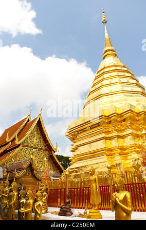 Goldene Chedi und goldenen Buddha-Statuen an den berühmten buddhistischen Tempel Wat Phrathat Doi Suthep in Chiang Mai, Thailand Stockfoto