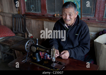 Herrn Pasang, im Alter von 74 Jahren in 2010 CE, schneiden Tuch an die tibetische Flüchtlingslager Selbsthilfe Zentrum in Darjeeling, Westbengalen, Indien. Stockfoto