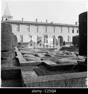 1950er Jahren Frankreich.  Das Goya-Museum in Castres, zeigt die Ziergärten in diesem Geschichtsbild von J Allan Cash. Stockfoto