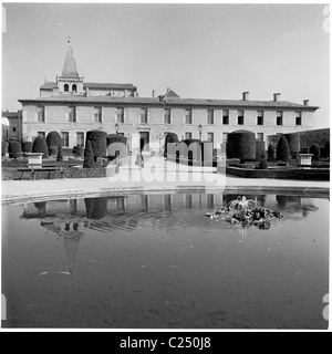 1950er Jahren Frankreich.  Das Goya-Museum in Castres, zeigt die Ziergärten in diesem Geschichtsbild von J Allan Cash. Stockfoto