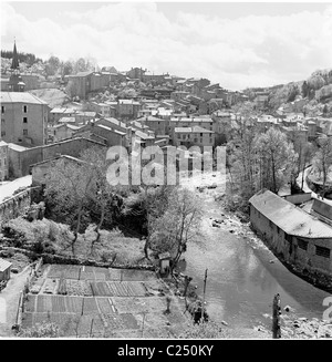 1950s, historisch, Blick von oben auf den Fluss Dore und das alte und charmante mittelalterliche Dorf Olliergues im Puy-de-Dome, Frankreich. Stockfoto