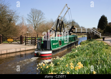 Froncysyllte, North Wales, UK. Grüne Narrowboat nähert sich Fron Hubbrücke bei 28W am Llangollen Kanal im Frühjahr Stockfoto