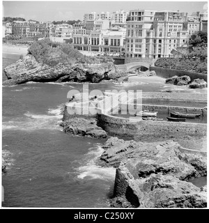 1950s, historischer Blick auf die felsige Küste und den Damm des Fischerhafens im eleganten Badeort Biarritz, Frankreich, am Golf von Biskaya. Stockfoto