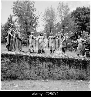 1950s, die Stationen des Kreuzes, Lourdes, Frankreich, lebensgroße Figuren von Jesu Reise zu seiner Kreuzigung, während er seine Kleider ausgezogen wird. Stockfoto