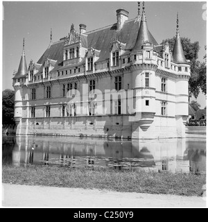 1950s, die Südfassade façade des Chateau d'Azay-le-Rideau im Loire-Tal, Frankreich, ein klassisches Beispiel für die frühe französische Renaissance-Architektur. Stockfoto