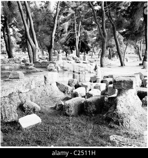 Blick auf die Ruinen der Tempel von Olympia Zeus, Griechenlands, der 1950er Jahre. Stockfoto