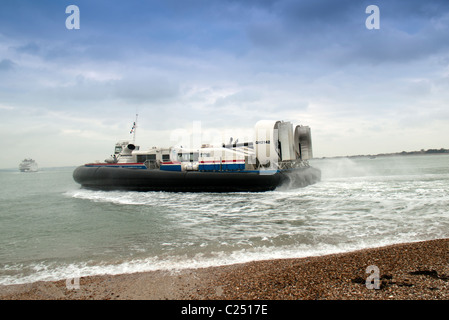 Hovercraft verlassen Southsea Hover Port Überschrift nach Ryde auf der Isle Of Wight. Stockfoto