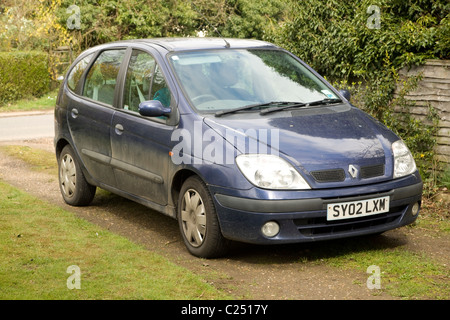 Schmutzige Renault Megane Scenic blau Auto fahren Stockfoto