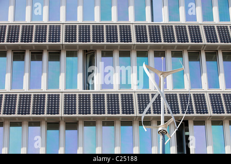 Solaranlage auf einem Gebäude auf dem Campus der Northumbira University, Newcastle Upon Tyne, UK. Stockfoto