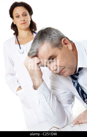 Porträt von einem unruhigen senior Mann und eine Frau Doktor Stockfoto