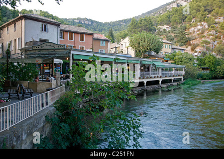 Fontaine de Vaucluse Dorf und Fluss Sorgue, Provence, Frankreich. Stockfoto