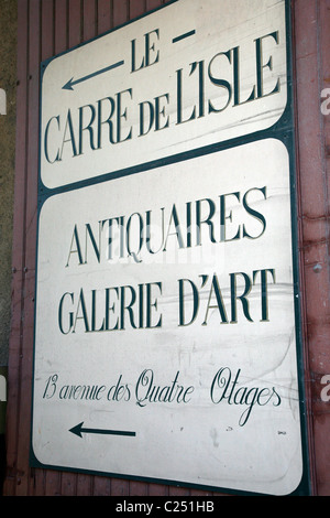Antikes Ladenschild in LIsle Sur la Sorgue, Vaucluse, Provence, Frankreich. Stockfoto
