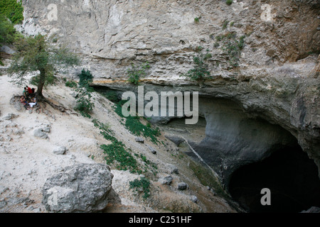 Die natürliche Quelle im Dorf Fontaine de Vaucluse, Provence, Frankreich. Stockfoto