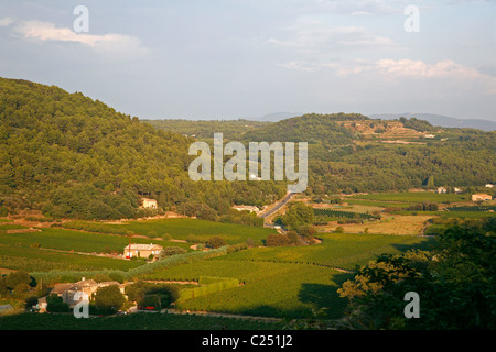 Landschaft im Bereich Luberon Hills gesehen von Menerbes, Vaucluse, Provence, Frankreich. Stockfoto