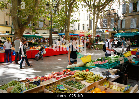 Markt am Ort Richelme in Vieil Aix der Altstadt von Aix-En-Provence, Bouches-du-Rhône, Provence, Frankreich. Stockfoto