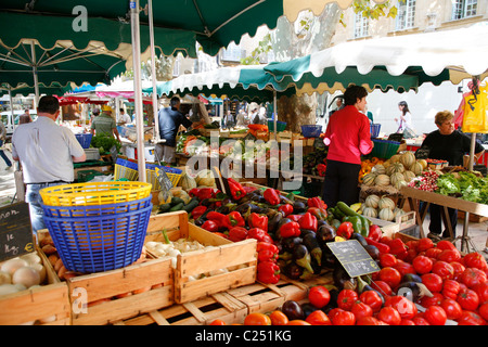 Markt am Ort Richelme in Vieil Aix der Altstadt von Aix-En-Provence, Bouches-du-Rhône, Provence, Frankreich. Stockfoto