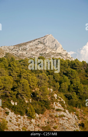 Blick auf Montagne Sainte-Victoire, die früher eines der Lieblingsthemen von Cezanne. Aix-En-Provence, Provence, Frankreich. Stockfoto