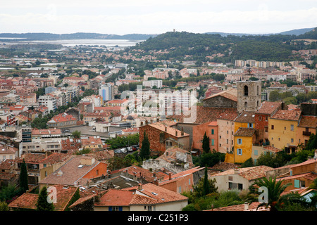 Blick über die Altstadt von Hyeres und die Inseln, Var, Provence, Frankreich. Stockfoto