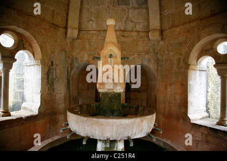 Der Brunnen im Kreuzgang, Abbaye du Thoronet, Var, Provence, Frankreich. Stockfoto