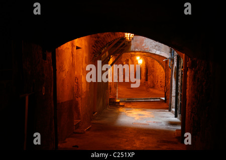 Rue Obscure, Villefranche Sur Mer, Côte d ' Azur, Alpes Maritimes, Provence, Frankreich. Stockfoto